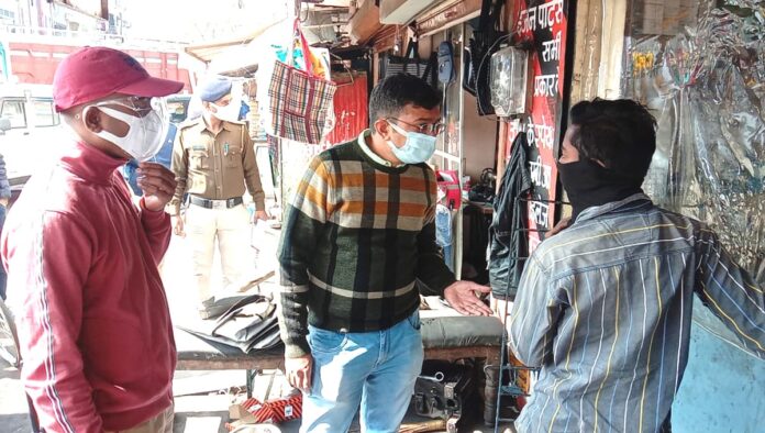 WhatsApp Image 2022-01-15 at 9.57.04 PM युवाओं के वैक्सीनेशन को लेकर प्रशासन की टीम पहुंची दुकानों-प्रतिष्ठानों पर