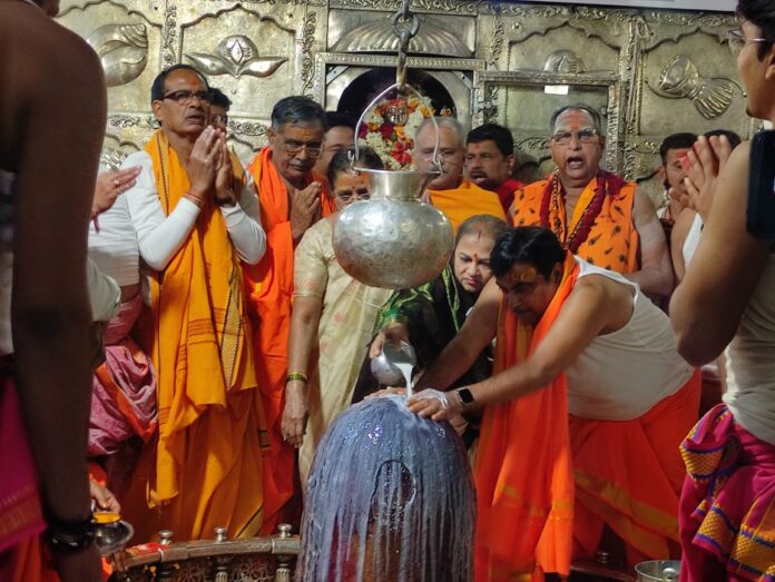 WhatsApp Image 2022-02-24 at 3.10.30 PM (1) केंद्रीय मंत्री नितिन गडकरी ने किया महाकाल का अभिषेक-पूजन