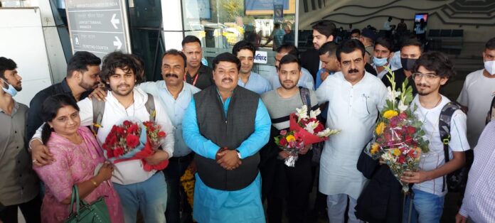 Ujjain News: यूक्रेन में फंसे संसदीय क्षेत्र के बच्चे पहुँचे अपने घर, सांसद फिरोजिया का माना आभार