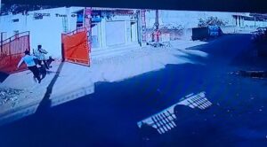 WhatsApp Image 2022 03 16 at 8.56.43 AM दिनदहाड़े सड़क पर दौड़ाकर चाकू से युवक की हत्या CCTV में कैद