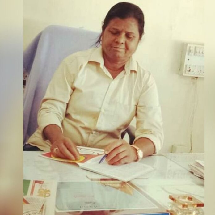 _1604071510 टीआई वर्मा ने बताया कि कानड़ निवासी रितेश राठौर ने 11 अप्रैल को लोकायुक्त एसपी अनिल विश्वकर्मा को आवेदन देकर शिकायत की थी। जिसमे बताया था कि कानड़ थाना टीआइ मुन्नी परिहार उस पर सट्टा चलाने के लिए दबाव बना रही हैं। वह हर महीने 20 हजार रुपए रिश्वत की मांग भी सट्टा चलाने के एवज में कर रही हैं। शिकायत पर जांच के बाद कार्रवाई के लिए लोकायुक्त एसपी विश्वकर्मा द्वारा टीम बनाई गई। टीम ने सोमवार को टीआई राजेंद्र वर्मा के नेतृत्व में कार्रवाई कर टीआइ मुन्नी परिहार को 29 हजार रुपये रिश्वत लेते हुए रंगे हाथ पकड़ा है।