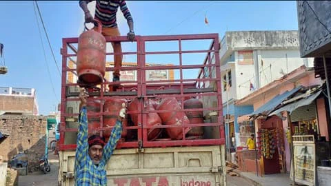 52a6d87721a48c3f7068e8346e58f51a05b7609fda81b0a8e0359c5661f17e3d LPG Cylinder Price
