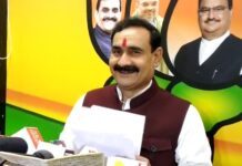 Datiya By-election: बीजेपी से नरोत्तम मिश्रा लगभग फाइनल,कांग्रेस में 3 दावेदार Narottam Mishra's Sneered On Kamalnath: नरोत्तम मिश्रा का कमलनाथ पर जोरदार तंज, कहा - सन्यास की उम्र में सेहरा बांध रहे हैं