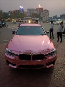Modified Color of Car : अलग दिखने के लिए कार मालिक ने अनोखा रंग करवाया