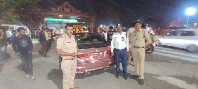 Modified Color of Car : अलग दिखने के लिए कार मालिक ने अनोखा रंग करवाया