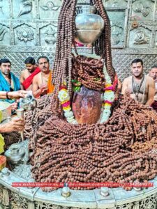 WhatsApp Image 2022 04 22 at 10.40.08 PM 1 Ujjain News: बाबा महाकाल को अर्पित किये हुए सवा लाख रुद्राक्ष मंदिर समिति ने विश्व हिन्दू परिषद को सौपे