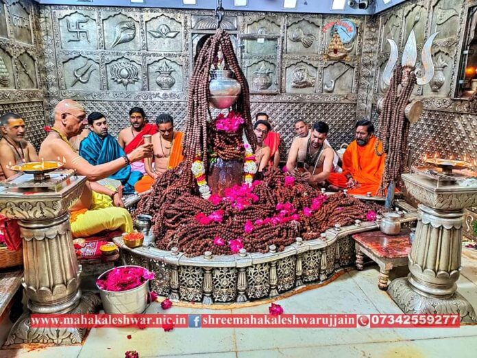 WhatsApp Image 2022-04-22 at 10.40.08 PM Ujjain News: बाबा महाकाल को अर्पित किये हुए सवा लाख रुद्राक्ष मंदिर समिति ने विश्व हिन्दू परिषद को सौपे