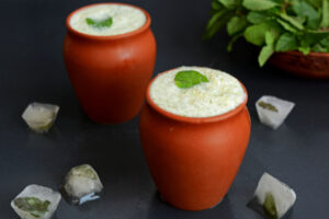 buttermilk for belly fat ज्यादा खट्टा छाछ हानि पहुँचाता है, अतः उसका सेवन नहीं करना चाहिए। छाती में घाव या दुर्बलता, मूर्च्छा, चक्कर, जलन और रक्तस्राव में एवं वर्षाकाल की गर्मी में छाछ का प्रयोग नहीं करना चाहिए। बिना पका हुआ छाछ (मट्ठा) कोष्ठ में जमा कफ को तो नष्ट करता है, परन्तु गले में कफ को उत्पन्न करता है। अतः पीनस, खाँसी, दमा और गले के रोगों में ताजे छाछ का प्रयोग न करके पके छाछ को प्रयोग में लाना चाहिए।