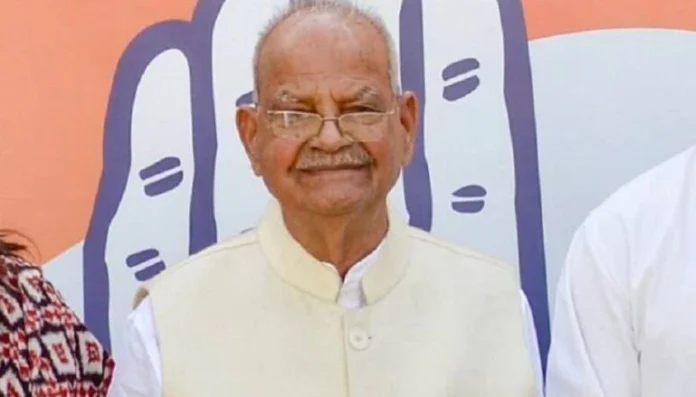 1138231-pandit-sukh-ram उन्हें दिल्ली भेजने के लिए हिमाचल प्रदेश के मुख्यमंत्री जयराम ठाकुर ने सात मई को सरकारी हैलीकॉप्टर उपलब्ध कराया था। सुखराम 1993 से 1996 केंद्रीय संचार राज्य मंत्री (स्वतंत्र प्रभार) रहे थे। वे मंडी लोकसभा सीट पर सांसद भी रहे थे। वे पांच बार विधानसभा तथा तीन बार लोकसभा चुनावों में विजयी रहे थे।