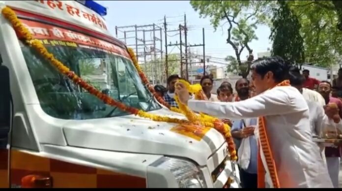 IMG-20220501-WA0061 Badwani News: सांसद सुमेरसिंह सोलंकी ने अपने जन्मदिन पर सांसद निधि से किया एम्बुलेंस का शुभारंभ