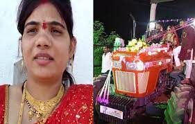 download 12 A Unique Marriage: काला चश्मा लगाए दुल्हन ट्रैक्टर चलाते हुए शादी के मंडप तक पहुंची