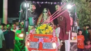 gggfdgfdgf A Unique Marriage: काला चश्मा लगाए दुल्हन ट्रैक्टर चलाते हुए शादी के मंडप तक पहुंची