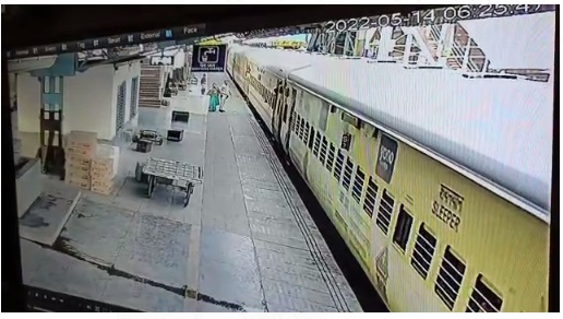 Ujjain News: मां ने बच्चों को चलती ट्रेन से फेंका, खुद भी कूदी, जाने क्यों दांव पर लगा दी सबकी जान