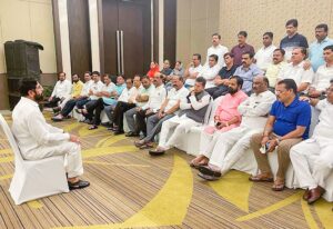 Eknath Shinde with Shivsena MLAs in Guwahati PTI ठाकरे का उद्धव छीन अधिपति हो गए एक नाथ