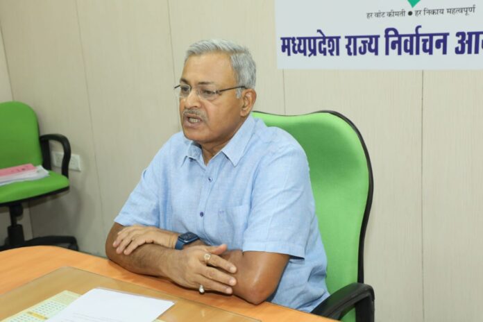 Basant PAl जिले में कम से कम 5 आदर्श मतदान केन्द्र बनायें : राज्य निर्वाचन आयुक्त बसंत प्रताप सिंह