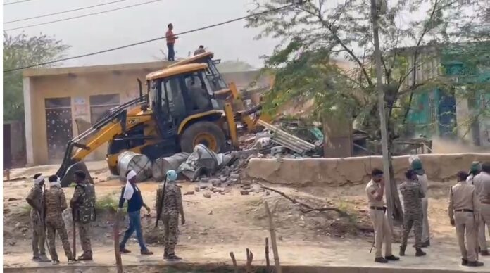 मतदान कर्मियों पर हमले के आरोपियों के घर पर चलने लगा मामा का बुलडोजर