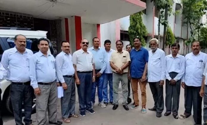WhatsApp Image 2022-08-06 at 9.58.02 AM Chatarpur News: SDM एवं तहसीलदार के खिलाफ अधिवक्ताओं ने कलेक्टर को दिया ज्ञापन