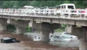 अचानक पहाड़ी नदी में आई बाढ़ के चलते पिकनिक मना रहे लोगों की 14 कारे बहीं