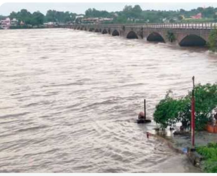 WhatsApp Image 2022-08-18 at 8.52.38 AM Narmada river water level flowing 2 meters above danger mark in Omkareshwar