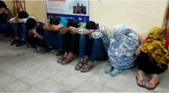 Sex Racket: उज्जैन के 7 स्पा सेंटरों पर छापे, तीन में 21 युवक युवतियां आपत्तिजनक स्थिति में मिले! Sex Racket: उज्जैन के 7 स्पा सेंटरों पर छापे, तीन में 21 युवक युवतियां आपत्तिजनक स्थिति में मिले!