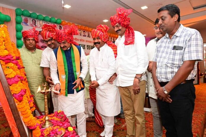 WhatsApp Image 2022-09-14 at 11.37.55 PM BJP state president Vishnudutt Sharma addressed the meeting of public representatives