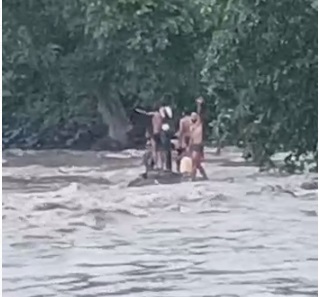 VIDEO: नदी में अचानक आए बारिश के पानी से टीले पर फंसे 8 युवाओं को सुरक्षित निकाला