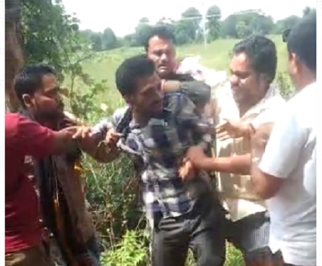 रोजगार सहायक को दबंगों ने पीटा, वीडियो बनाया