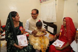 WhatsApp Image 2023 06 02 at 7.05.51 PM CM Gave Certificates to Sisters : CM ने घर-घर जाकर लाड़ली बहनों को प्रमाण पत्र दिए!