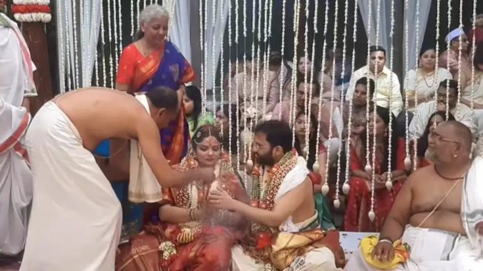 VVIP और VIP के बिना सादगी से हुई वित्त मंत्री निर्मला सीतारमण की बेटी की शादी VVIP और VIP के बिना सादगी से हुई वित्त मंत्री निर्मला सीतारमण की बेटी की शादी