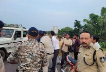 Chhatarpur News: SP सांघी का मानवीय कार्य, घायल को पहुंचाया अस्पताल, खजुराहो से PM की ट्रांजिट विजिट से लौट रहे थे SP