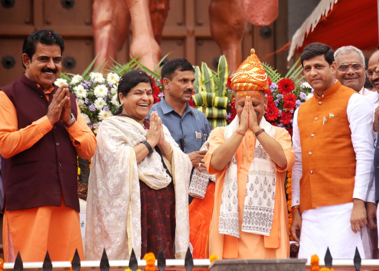 Yogi Inaugurated Statue of Shivaji : छत्रपति शिवाजी की प्रतिमा का लोकार्पण UP के मुख्यमंत्री ने किया!