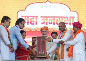 PM मोदी राजस्थान के मेवाड़ और वागड़ के साथ ही MP की सियासत को भी साध गए