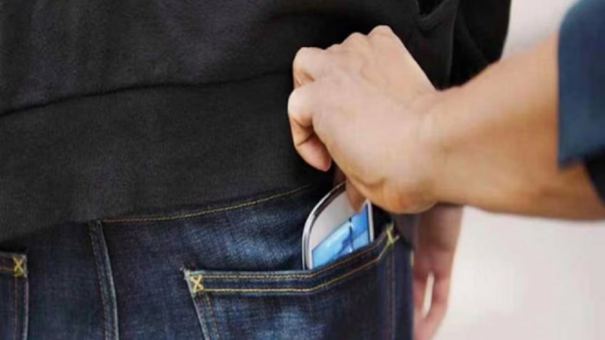 machine-steals-the-mobile-and-hands-it-over-to-the-tout-1200x675