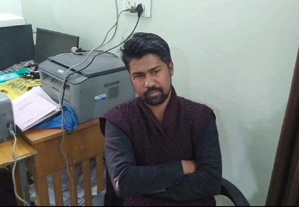 WhatsApp Image 2023-12-14 at 10.56.20 PM Caught Taking Bribe: RES clerk caught taking bribe of Rs 10,000!