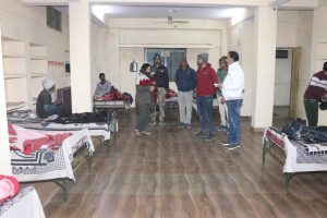 IMG 20240127 WA0022 Human Face Of Collector: शहडोल में ठंड का कहर, कलेक्टर पहुंची साइकिल रिक्शा वालों के पास, मोजे - टोपे दिए, रेन बसेरा पहुंचाया