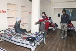 IMG 20240127 WA0024 Human Face Of Collector: शहडोल में ठंड का कहर, कलेक्टर पहुंची साइकिल रिक्शा वालों के पास, मोजे - टोपे दिए, रेन बसेरा पहुंचाया