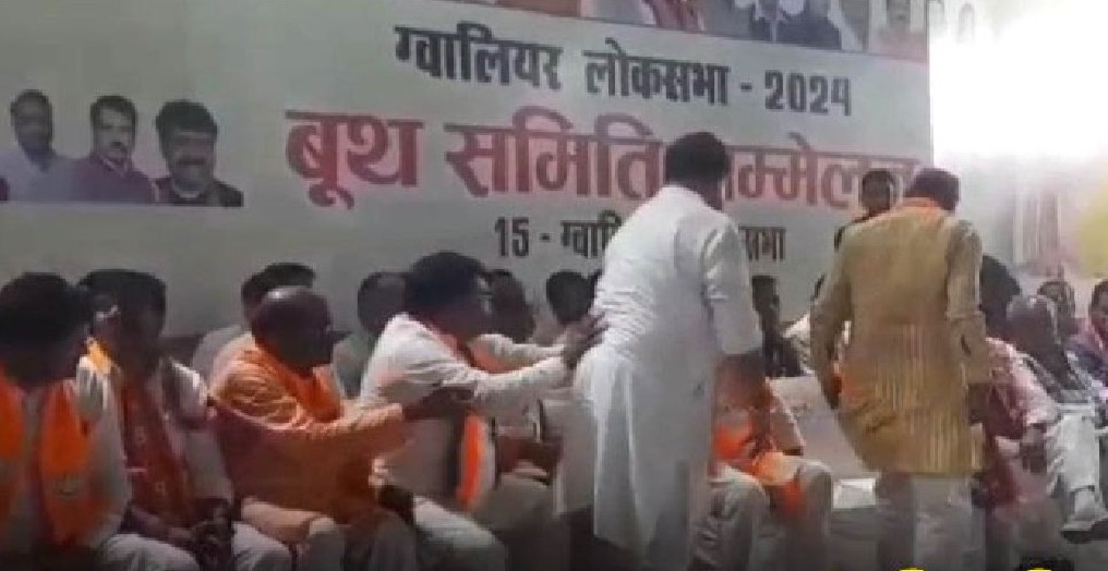 gwaliorangryoverministernarayanchair1-1712672620