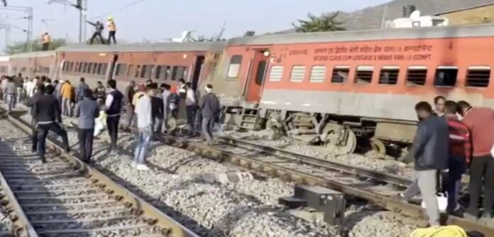 18train-derails1-696x334