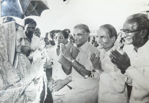 WhatsApp Image 2024 10 16 at 14.06.44 1 तत्कालीन प्रधानमंत्री श्रीमती इंदिरा गांधी के इंदौर प्रवास पर अभिवादन करते हुए वरिष्ठ पत्रकार गण महेश चतुर्वेदी जी और जवाहर लाल राठौर जी।