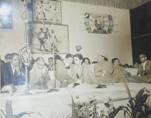 WhatsApp Image 2024 10 16 at 14.08.05 कवि सम्मेलन में अध्यक्षता करते हुए महेश चतुर्वेदी जी । मंच पर विराजमान है डॉ शिवमंगल सिंह सुमन जी और अन्य वरिष्ठ कवि ।