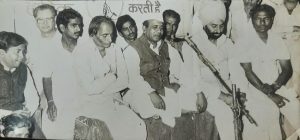 WhatsApp Image 2024 10 16 at 14.19.19 पिताजी के नेतृत्व में इंदौर में हरिजन उत्थान की अनेक लड़ाइयां लड़ी गई । ऐसे ही एक प्रसंग में तत्कालीन मध्य प्रदेश सरकार की ओर से प्रतिनिधि के रूप में भेजे गए हरिजन कल्याण मंत्री बापू लाल मालवीय जी , साथ में विराजित है तत्कालीन कांग्रेस नेता उजागर सिंह जी और महेश चतुर्वेदी जी ।