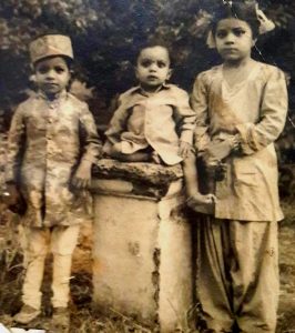 436262313 1879575602474853 8730613278032033895 n यह दुर्लभ चित्र फरवरी,1952 का है,एक तरफ मेरे पिताजी (बापू दादा) औरदूसरी तरफ बड़ी बुआ (कुमुद जीजी) बीच में काका .सुप्रसिद्ध साहित्यकार डॉ .मुरलीधर