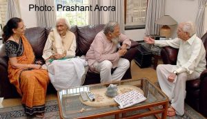 WhatsApp Image 2024 10 27 at 18.35.51 1 प्रशांत भैया ने अपने पुराने ख़ज़ाने में से 2011 की ये तस्वीरें ढूंढ निकालीं जब अशोक सेकसरिया जी घर पर आये और पापा से देर तक संवाद करते रहे ! अपने गाँधीवादी पिता के बारे में सुनते रहे और पापा से उनके दीर्घायु होने के नुस्खे पूछते रहे (जिन पर उन्होंने कभी अमल नहीं किया) और मुस्कुराते रहे !