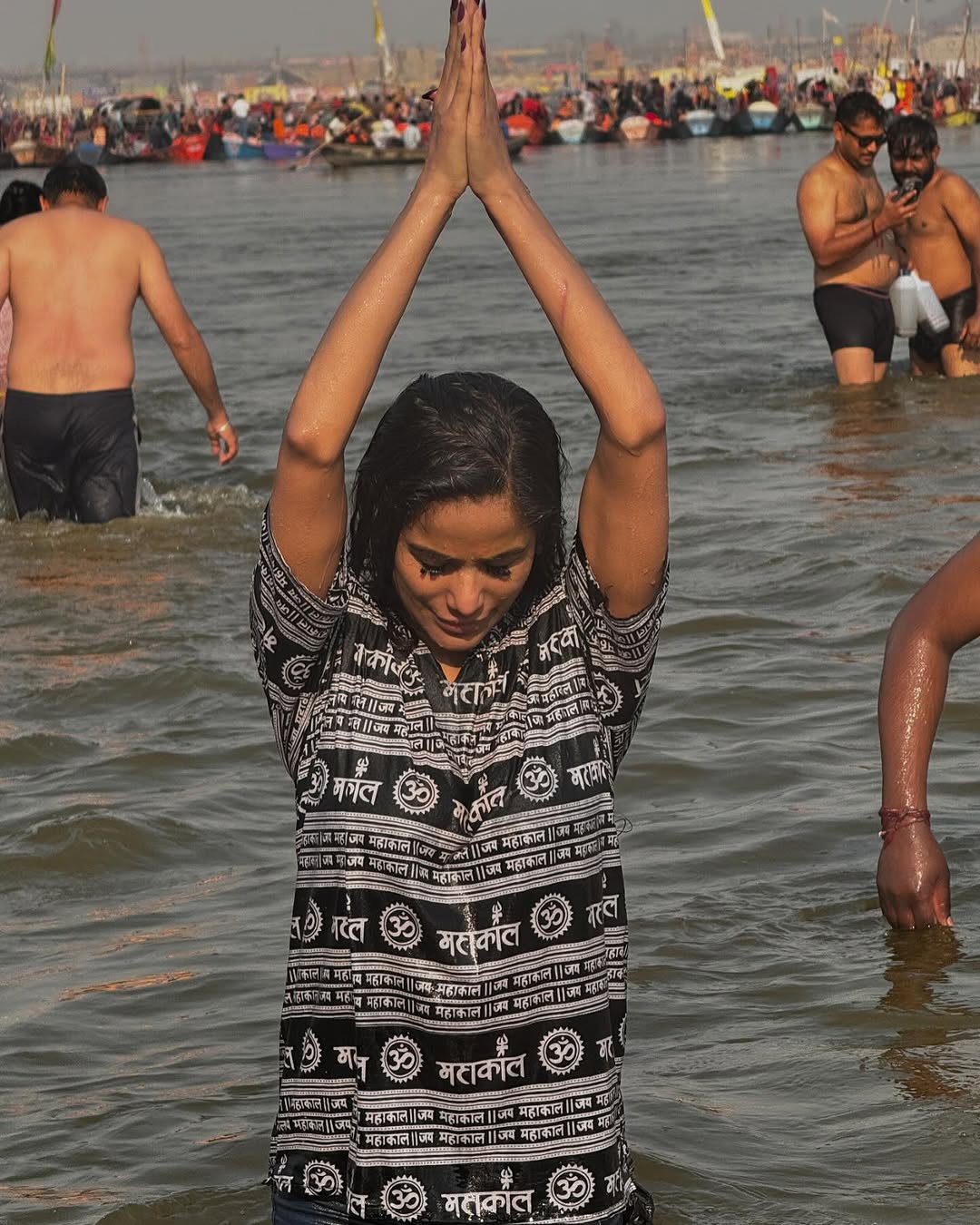 maha-kumbh-mela-2025-actress-poonam-pandey-takes-holy-dip-in-sangam1738209441_0