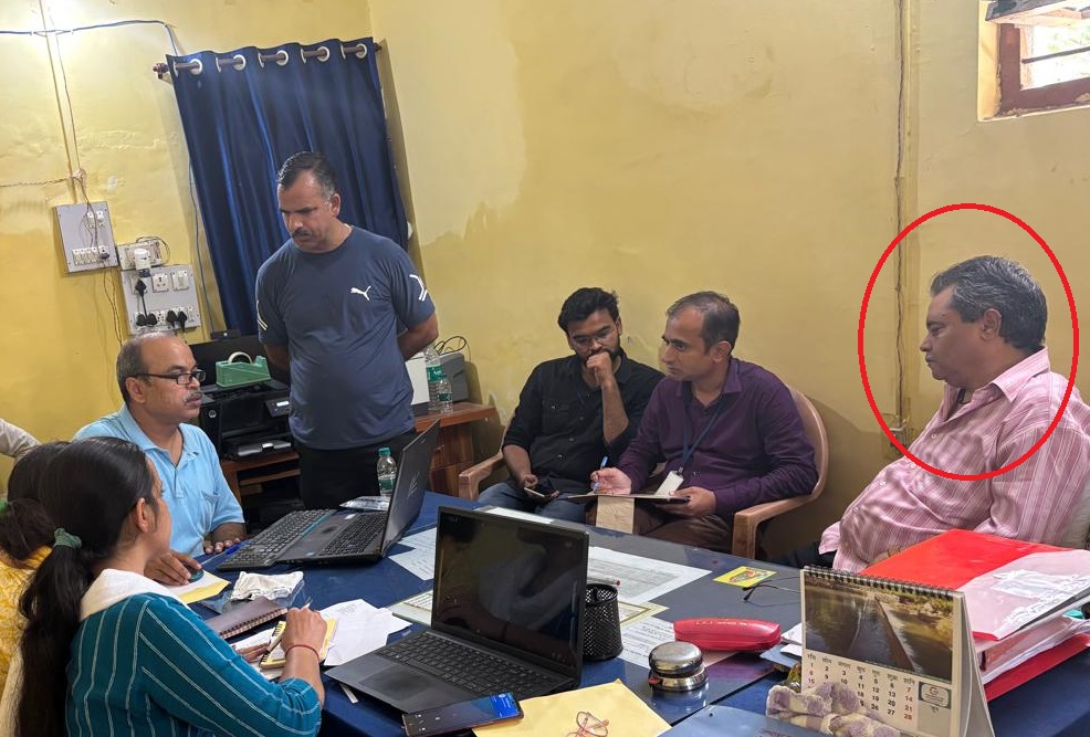 EOW Trap: सागर में ज्वाइंट रजिस्ट्रार 50 हजार की रिश्वत लेते रंगे हाथों गिरफ्तार EOW Trap: सागर में ज्वाइंट रजिस्ट्रार 50 हजार की रिश्वत लेते रंगे हाथों गिरफ्तार