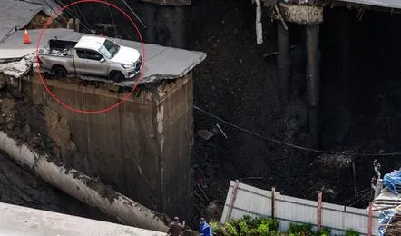 Road-collapses-in-Bangkok-1_V_jpg--442x260-4g Horrifying Sinkhole Video