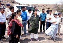 Collector inspected picnic spots : कलेक्टर ने पिकनिक स्थलों का किया निरीक्षण, सुरक्षा व्यवस्थाएं सुदृढ़ करने के दिए निर्देश!
