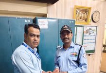 Railway employee set an example of honesty : यात्री का खोया पर्स लौटाकर रेलवे कर्मचारी ने पेश की ईमानदारी और मानवता की मिसाल!