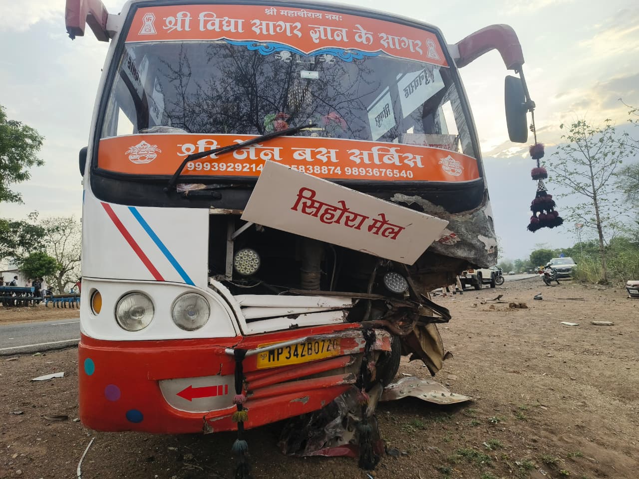 दमोह-जबलपुर स्टेट हाईवे पर बस कार की भीषण टक्कर, 3 की मौत