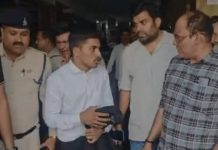 कोर्ट परिसर में पकड़ाया फर्जी वकील: जमानत के नाम पर लिए 10 हजार, 20 साल का युवक बना LLB-LLM